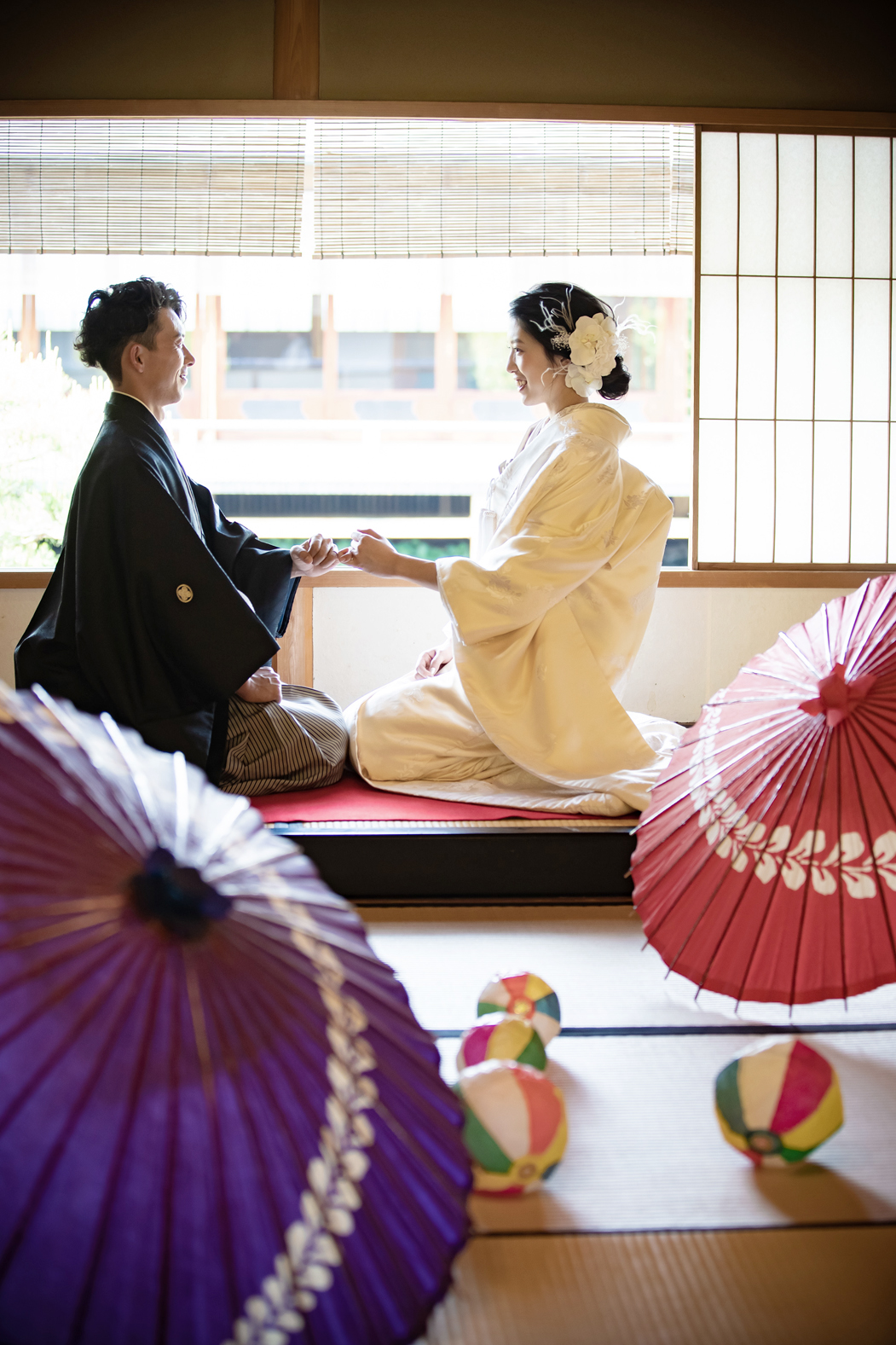 名古屋 白鳥庭園での伝統的な和装ウェディングフォト和傘と縁側が美しい
