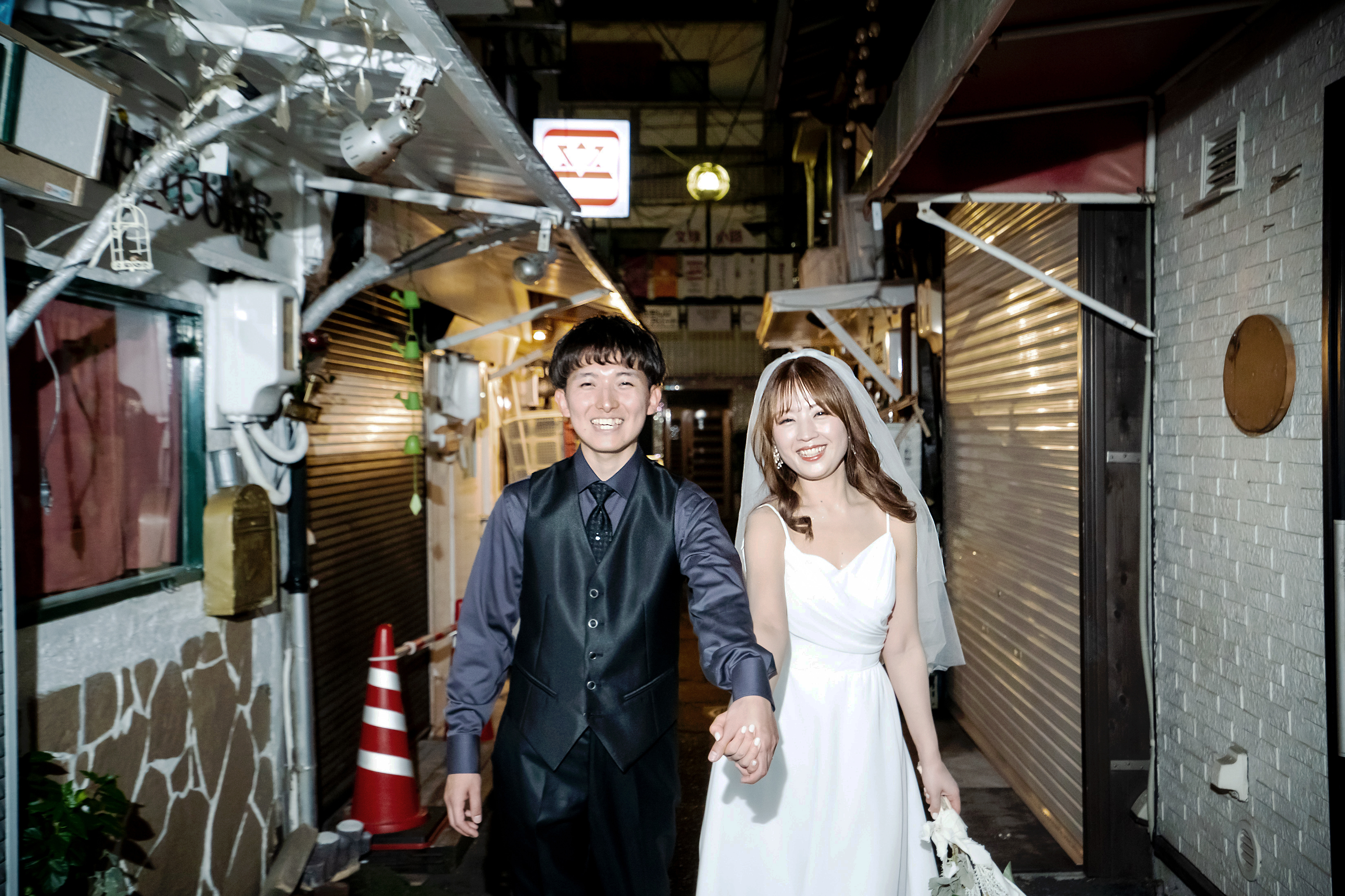 名古屋 洋装ロケーション 前撮り 夜の街角でのドラマチックな撮影