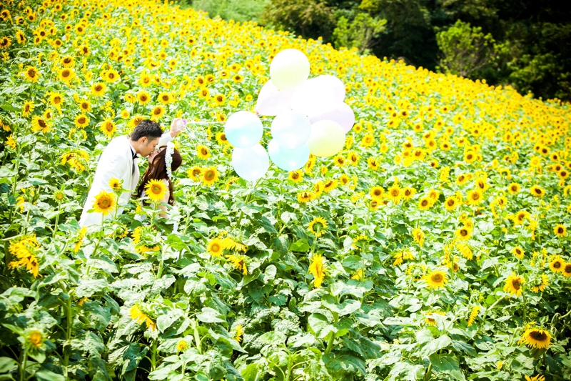 花ひろばでの前撮りロケーションフォト｜風船をもつ２人