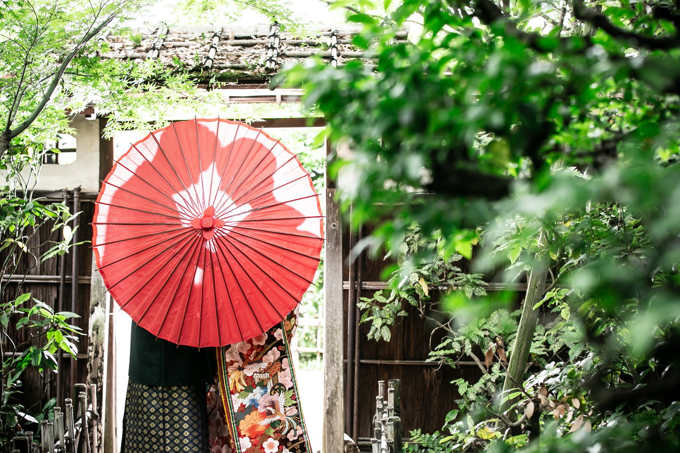 名古屋東山荘での和装前撮り｜和傘シルエット