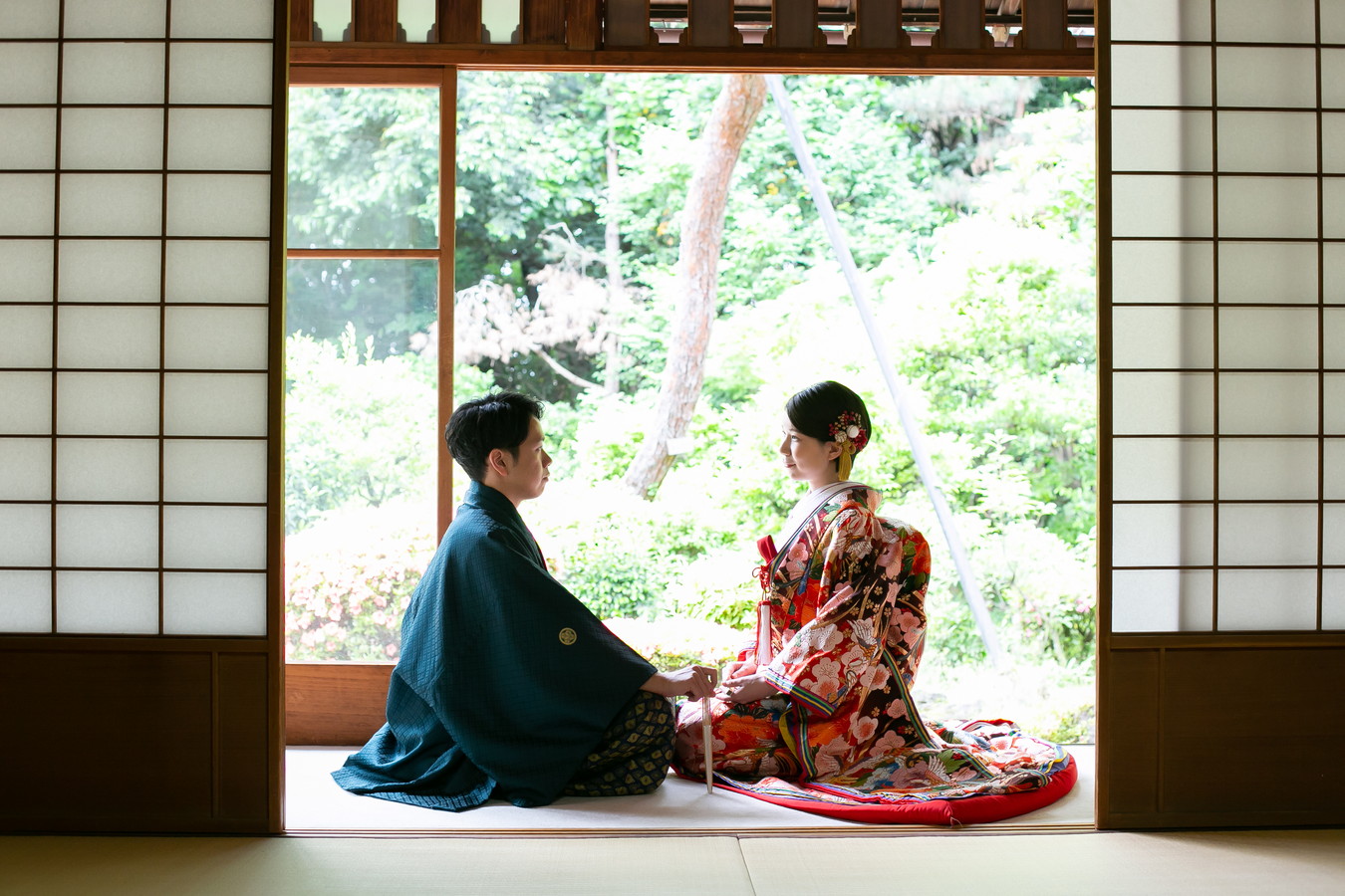 名古屋東山荘での和装前撮り｜縁側でのカップル