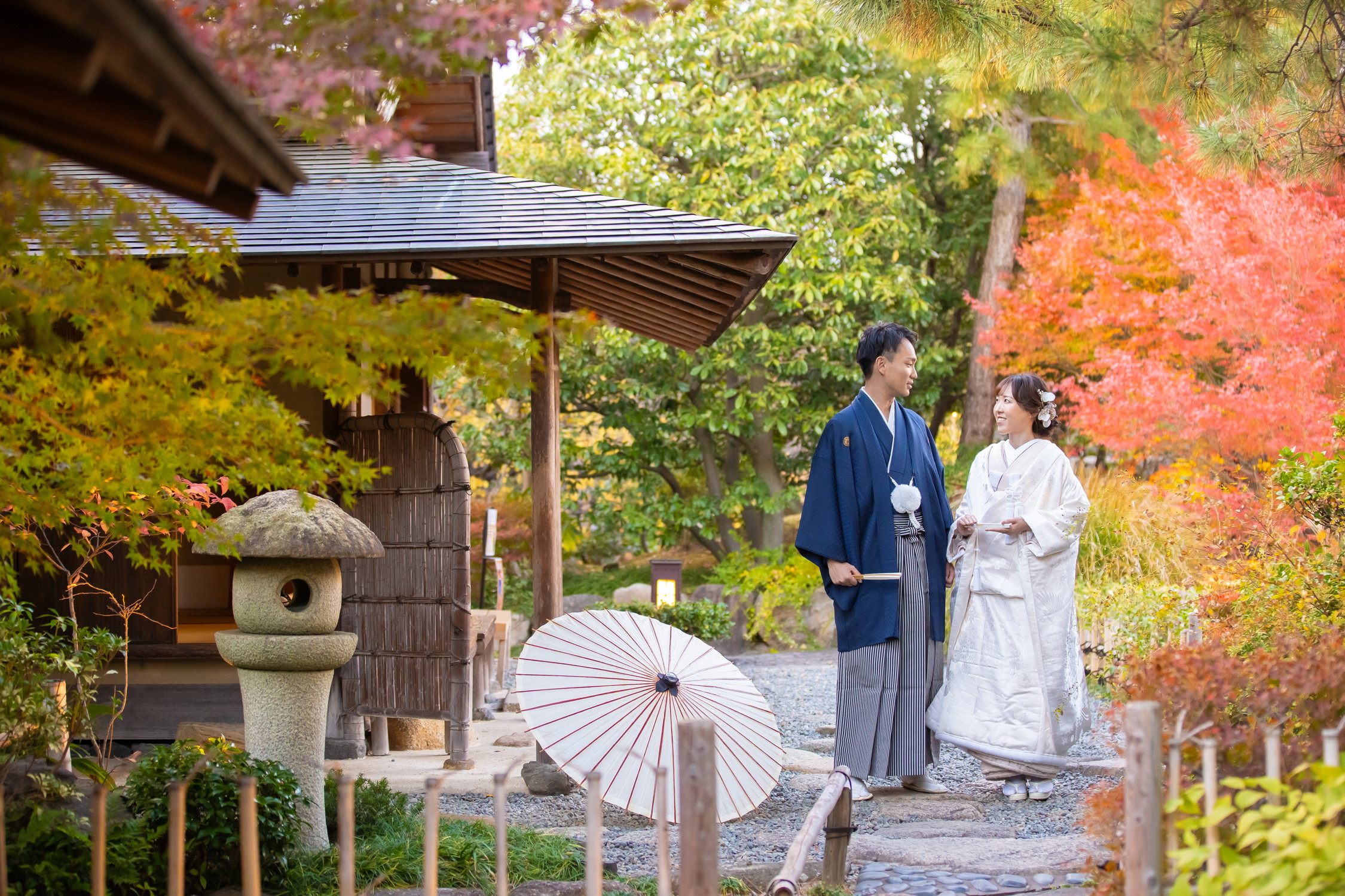名古屋和装前撮りロケーションフォト徳川園の紅葉|フォトスタジオ