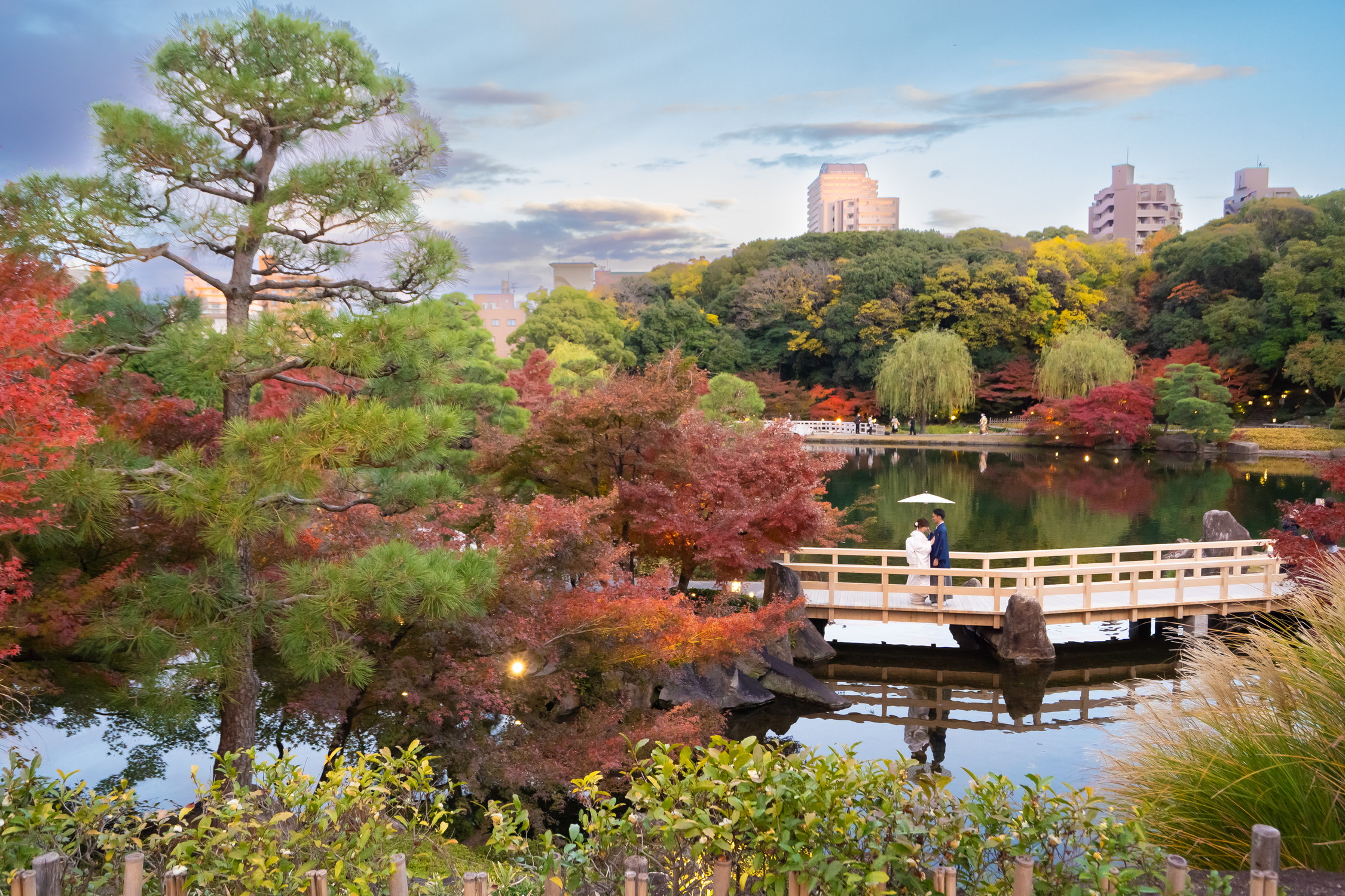名古屋和装前撮りロケーションフォト徳川園の紅葉|フォトスタジオ