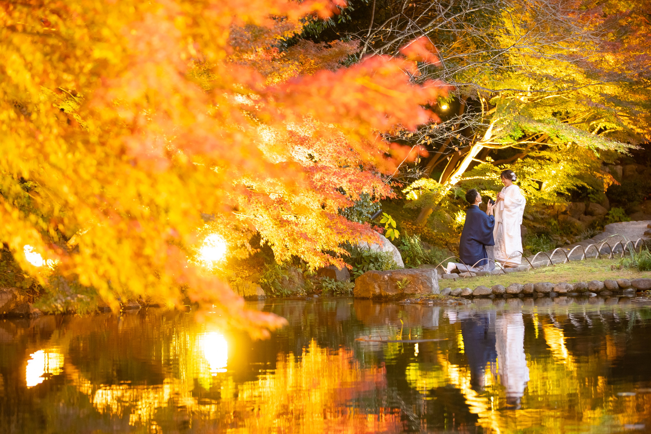 名古屋和装前撮りロケーションフォト徳川園の紅葉がライトアップされて美しい