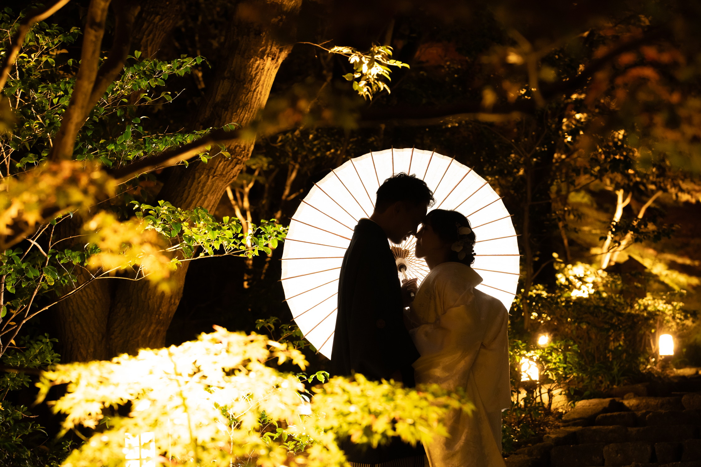名古屋和装前撮りロケーションフォト徳川園の紅葉でシルエットショット|フォトスタジオ