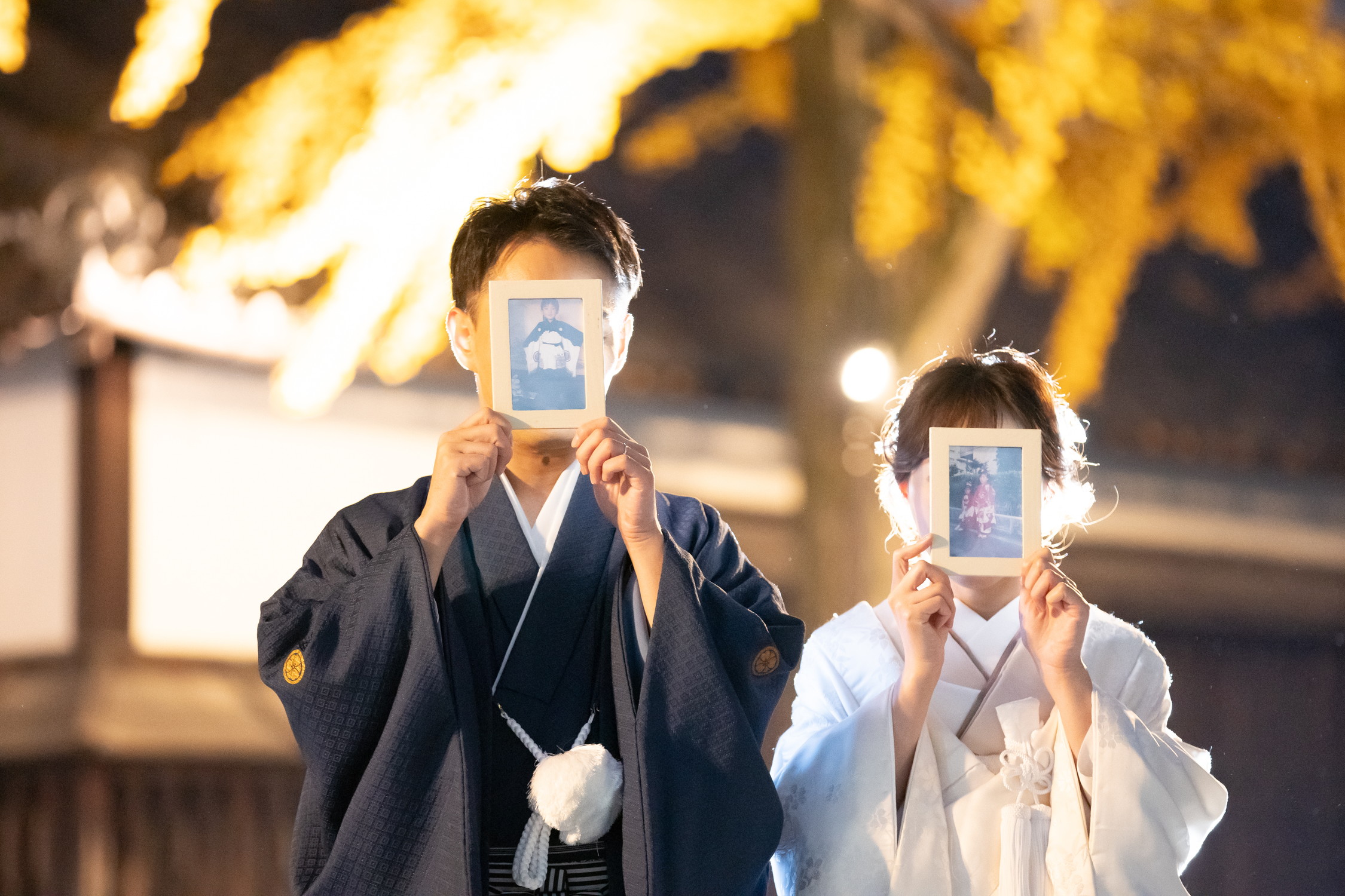 名古屋和装前撮りロケーションフォト徳川園の紅葉の中、お顔隠しショット