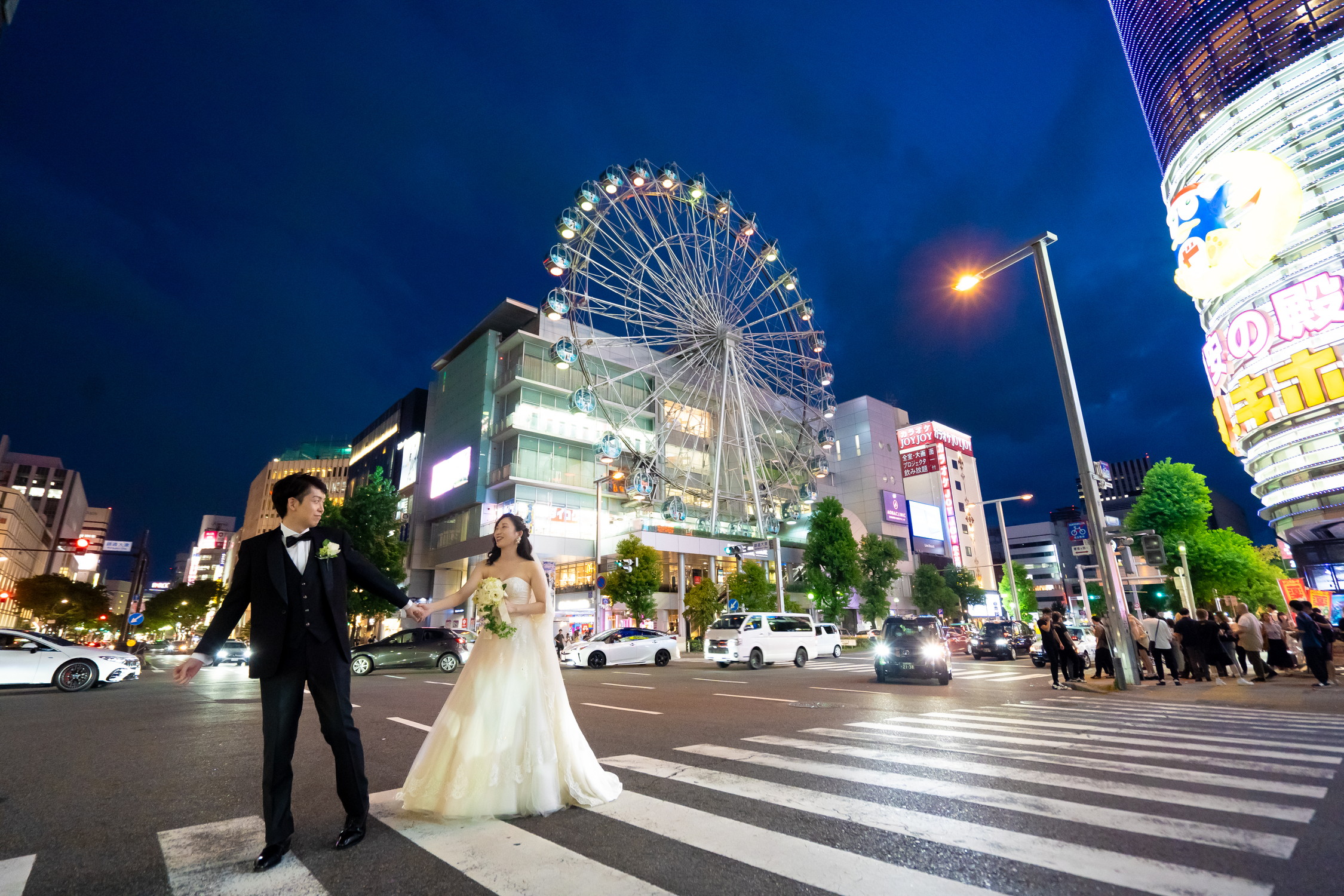 名古屋栄での街中ロケーションフォト夜景で横断歩道でのカップル