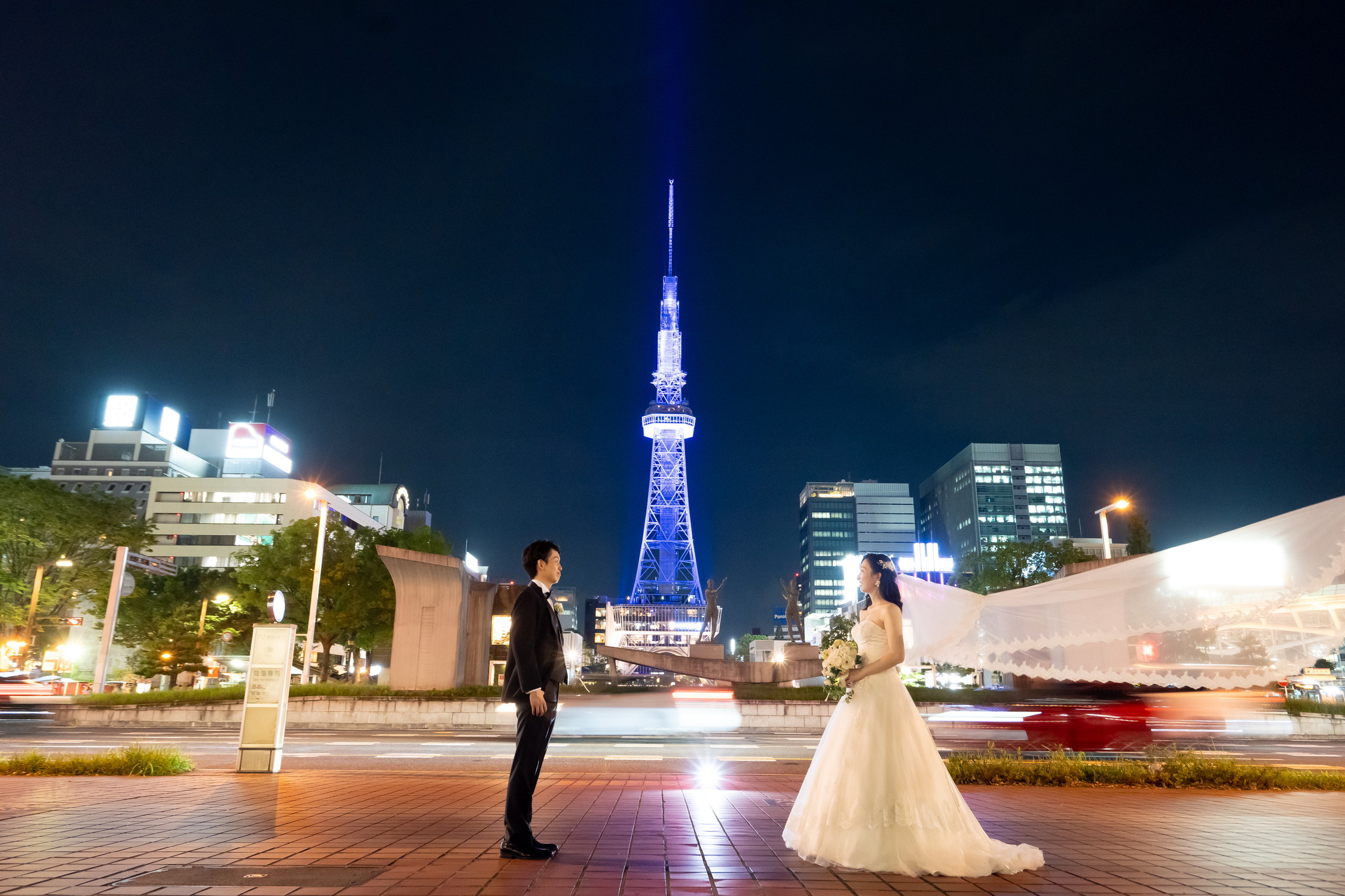 名古屋栄での街中ロケーションフォト夜景でテレビ塔を背景に笑顔のカップル