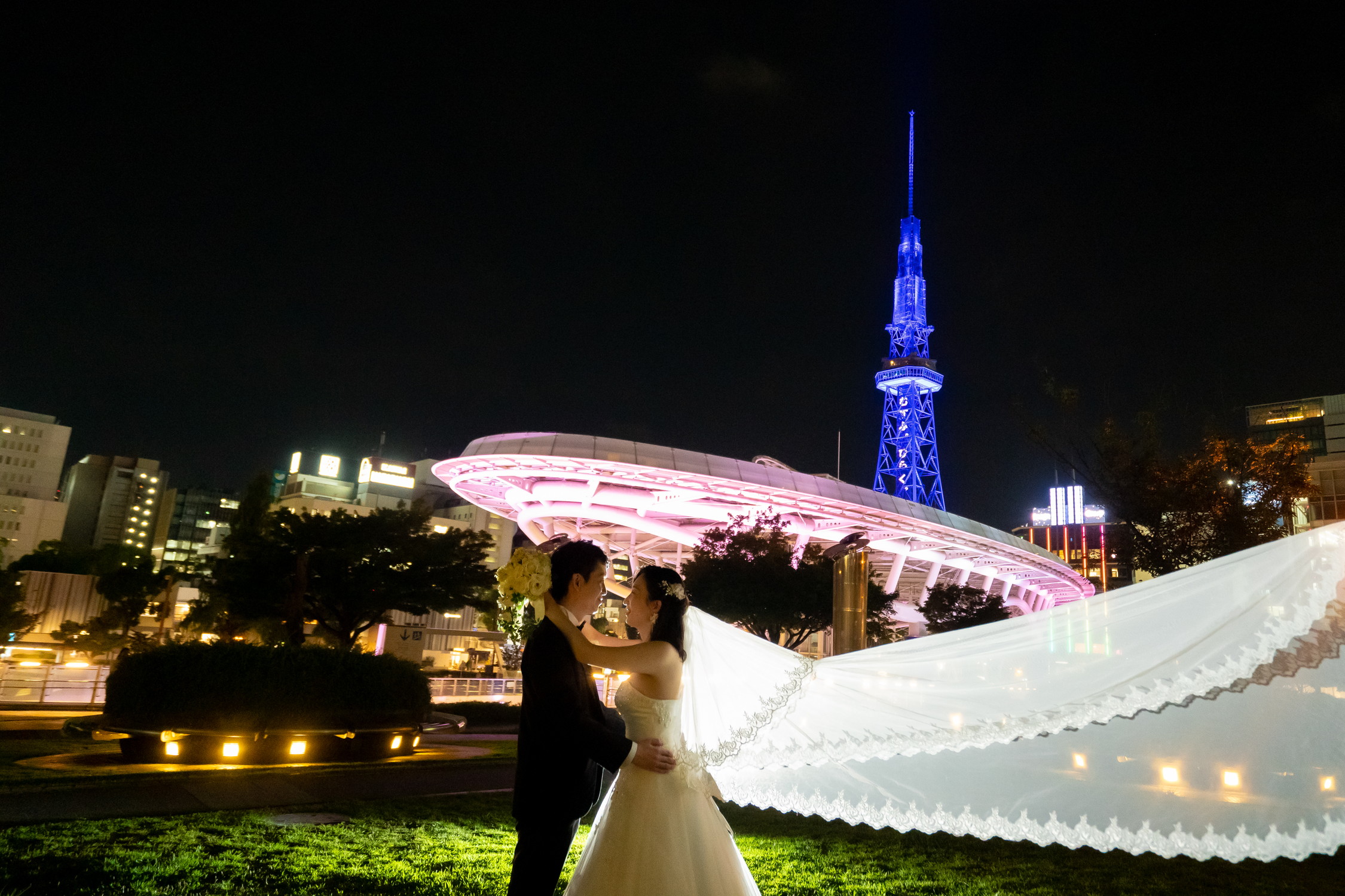 名古屋栄での街中ロケーションフォト夜景でベールでおしゃれに