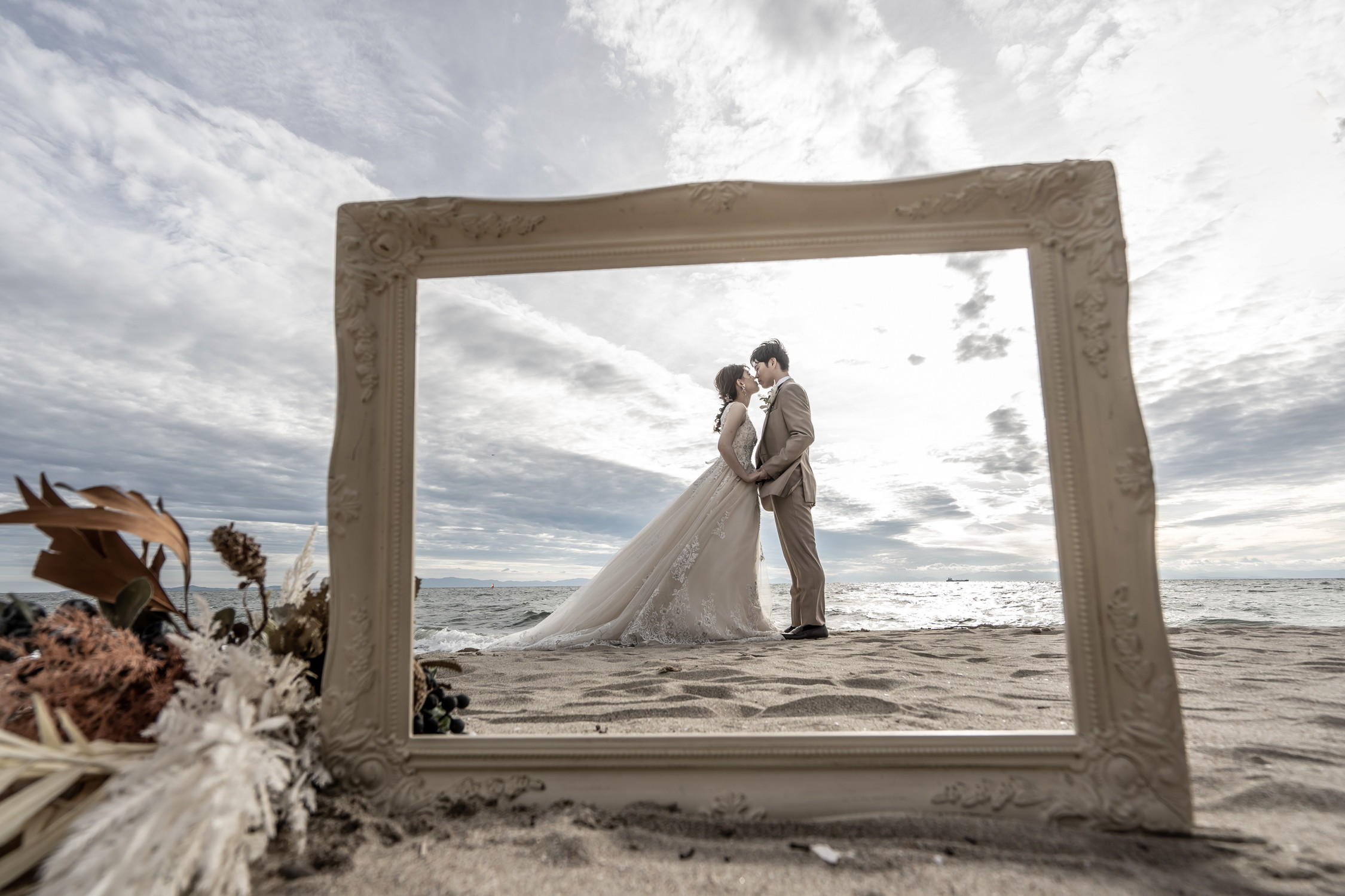 野間灯台でのロケーションフォトでは額を使った一枚｜名古屋サンライズデジタル