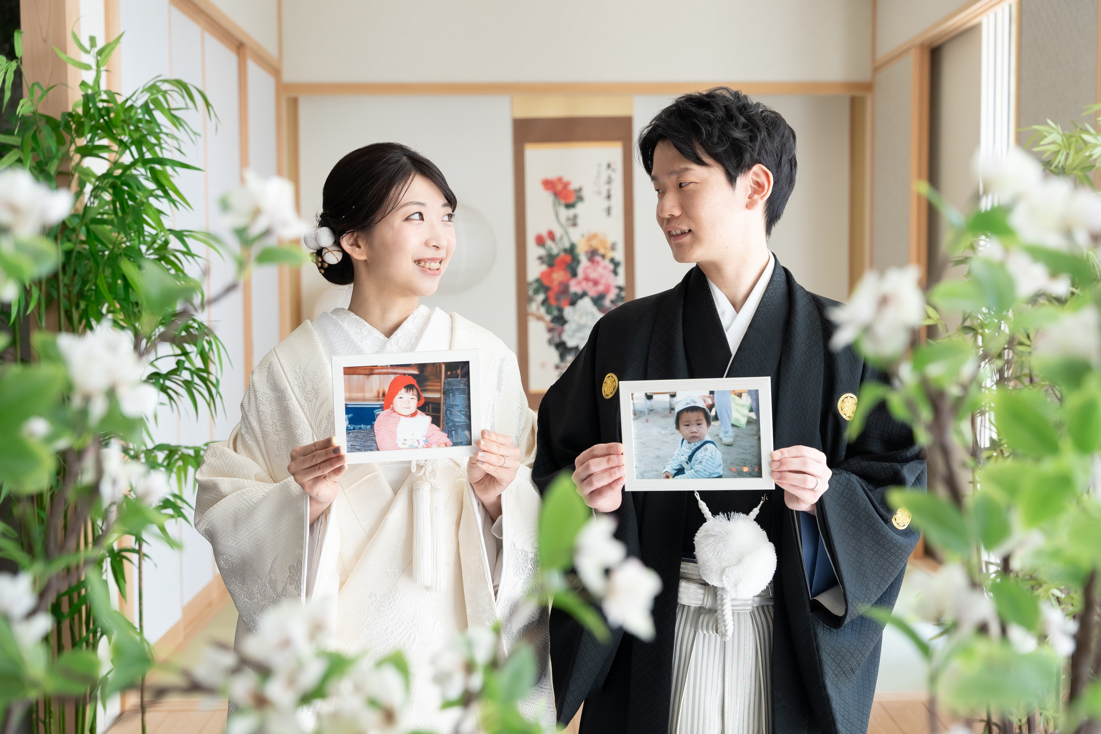 和装スタジオでの前撮りは白無垢での小さい頃のお写真を持って