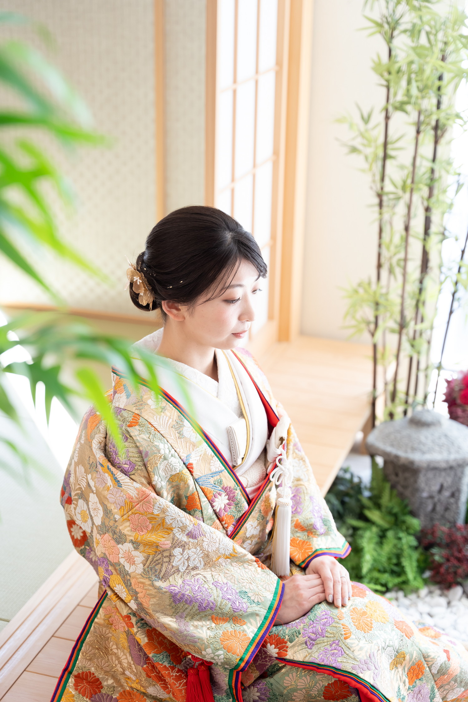 和装スタジオでの前撮り｜縁側で色打掛の花嫁