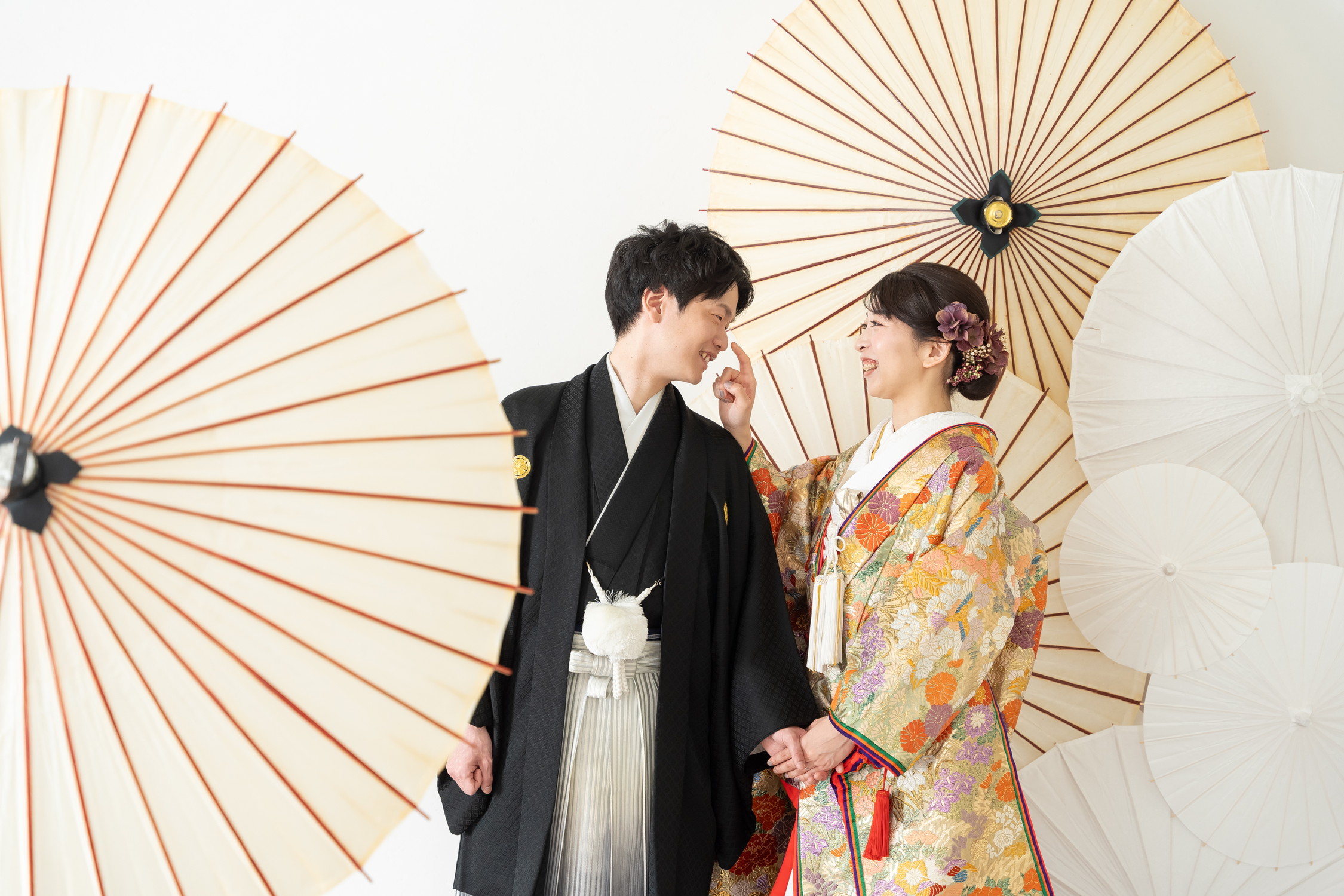和装スタジオでの前撮り｜色打掛でのお2人