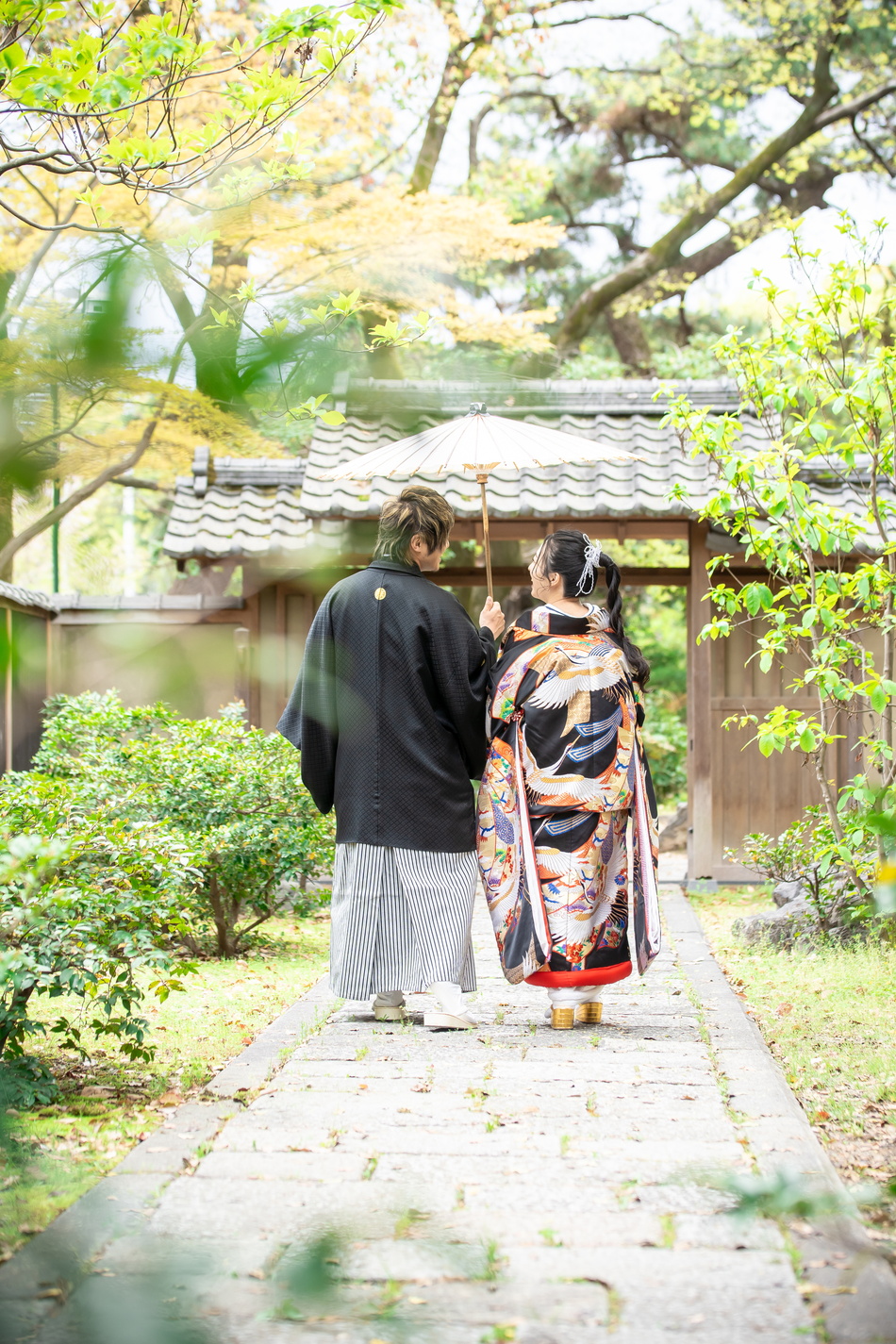 和装前撮りロケーションフォト鶴々亭で黒の色打掛