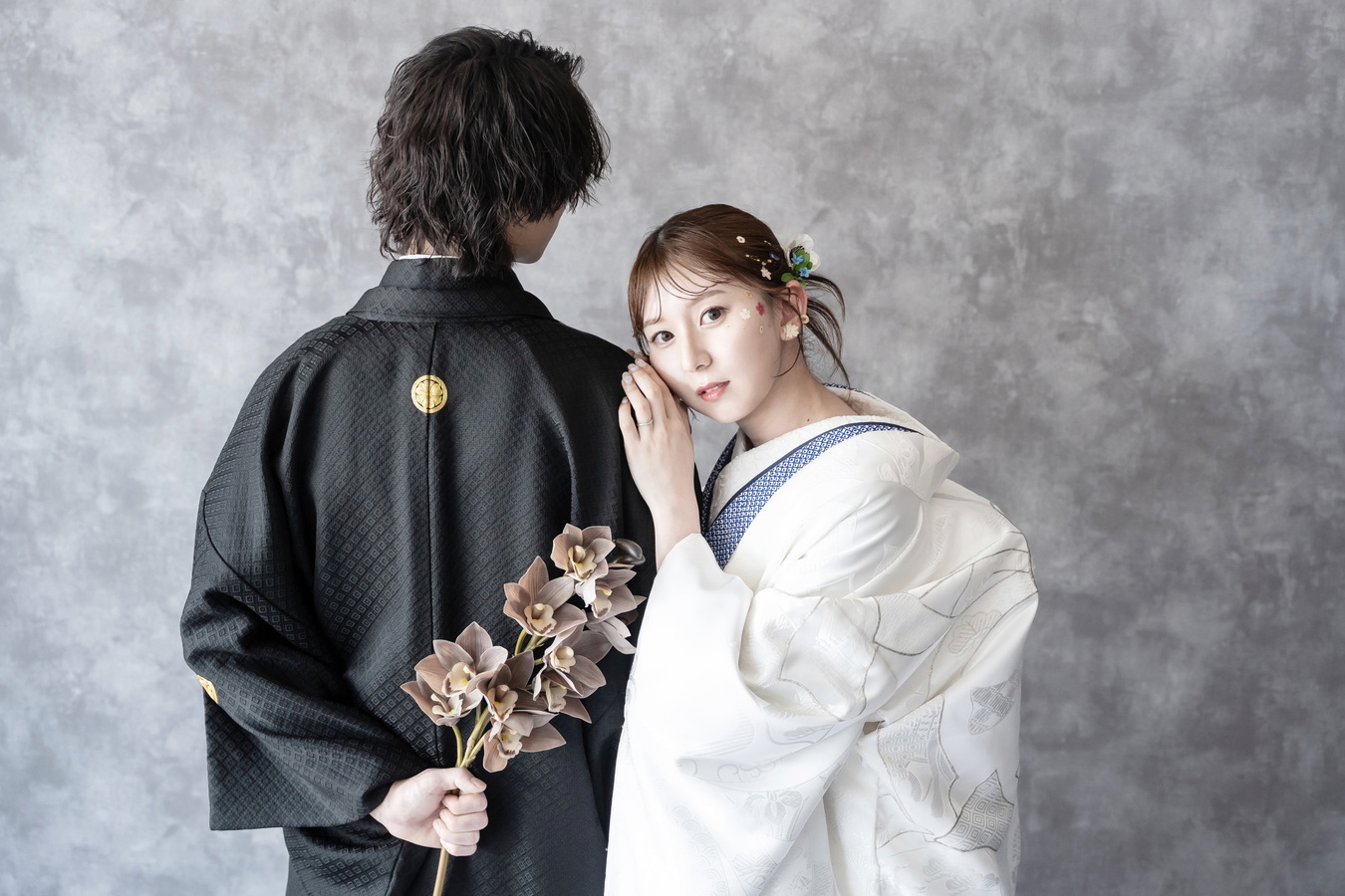 和装スタジオ前撮り｜白無垢でフラワーメイクの新婦振り返りショット