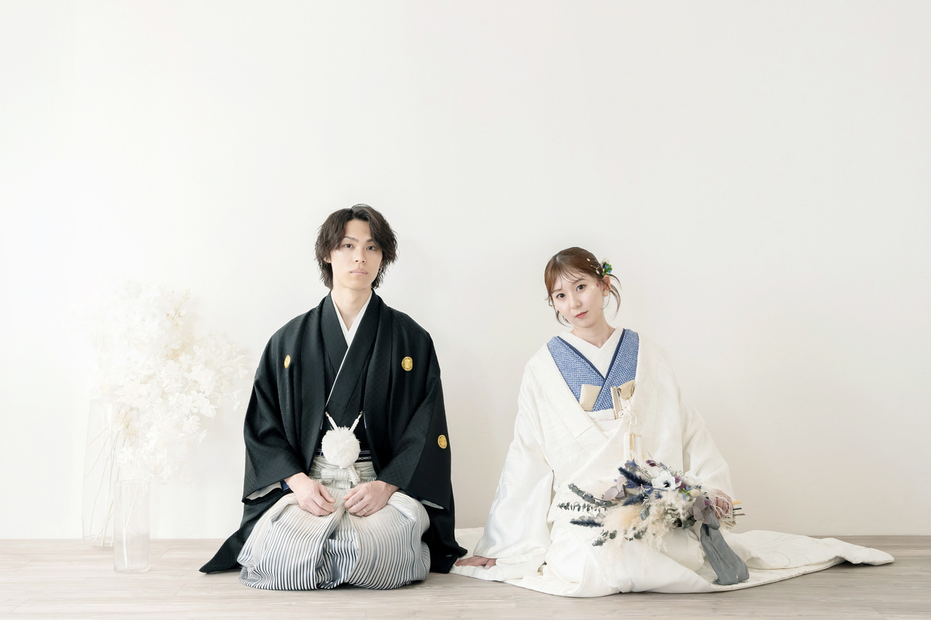 和装スタジオ前撮り｜白無垢で正座する新郎新婦