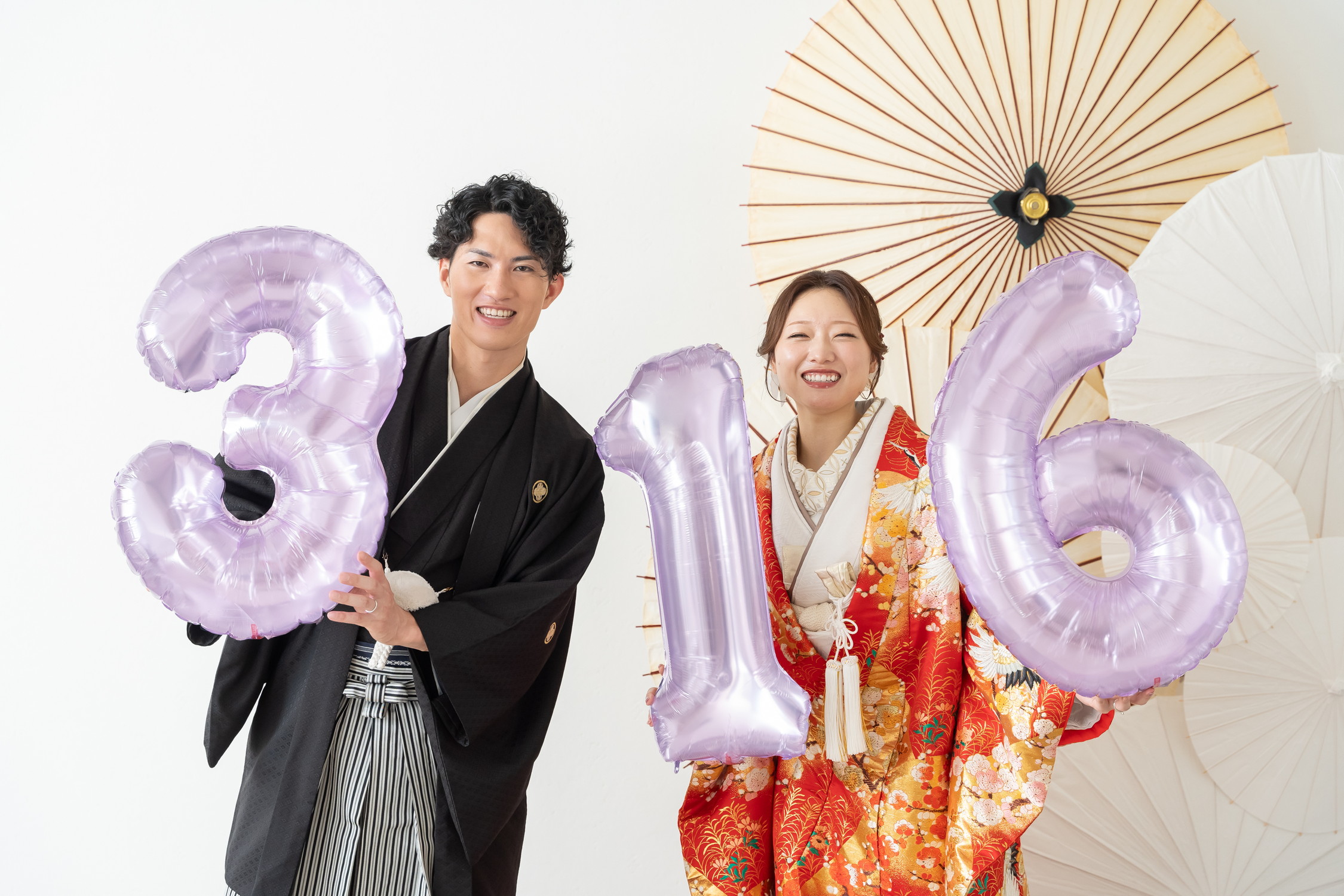名古屋フォトスタジオで和装前撮り色打掛で日付バルーンを持って