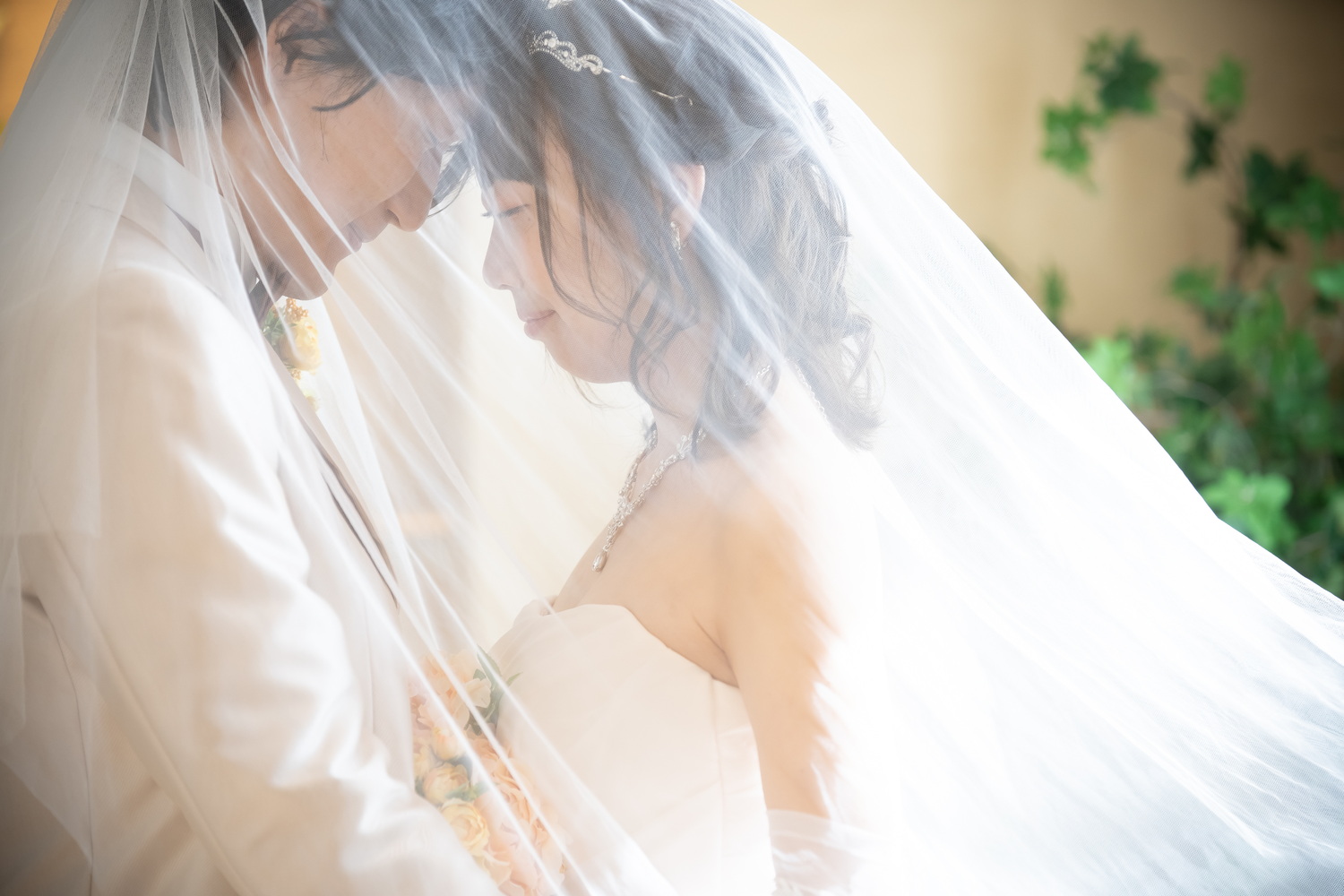 ベールを被った新郎新婦,チャペルフォト