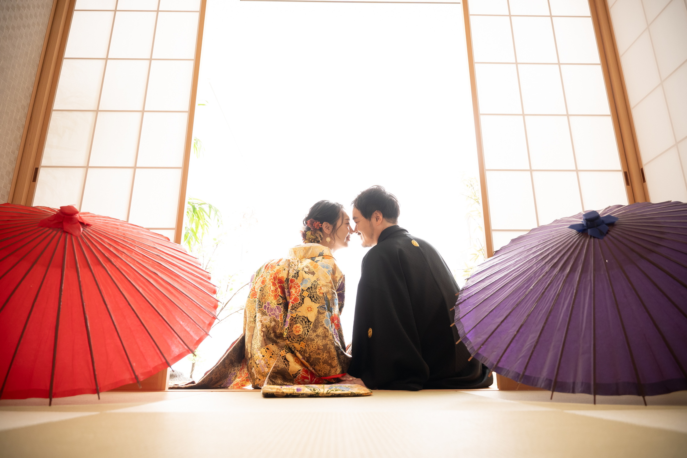 和装前撮り名古屋のフォトスタジオで縁側にて新郎新婦