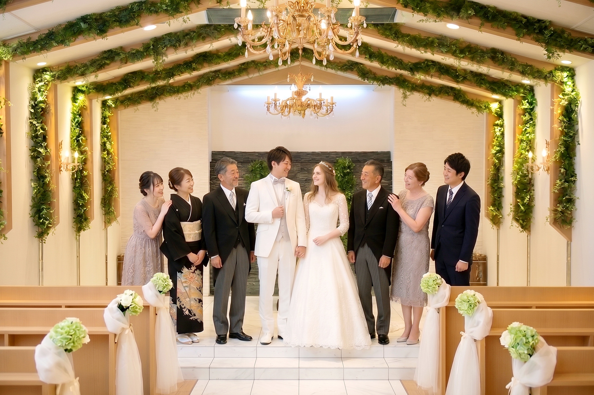 チャペルフォトでの家族婚のような家族写真